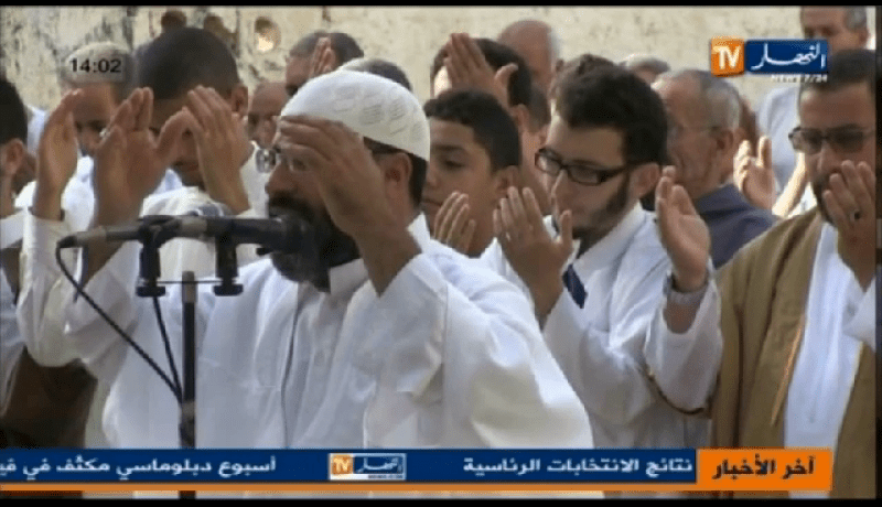 جمع من المصلين يؤدون سنة الرسول صلى الله عليه وسلم لنزول الغيث