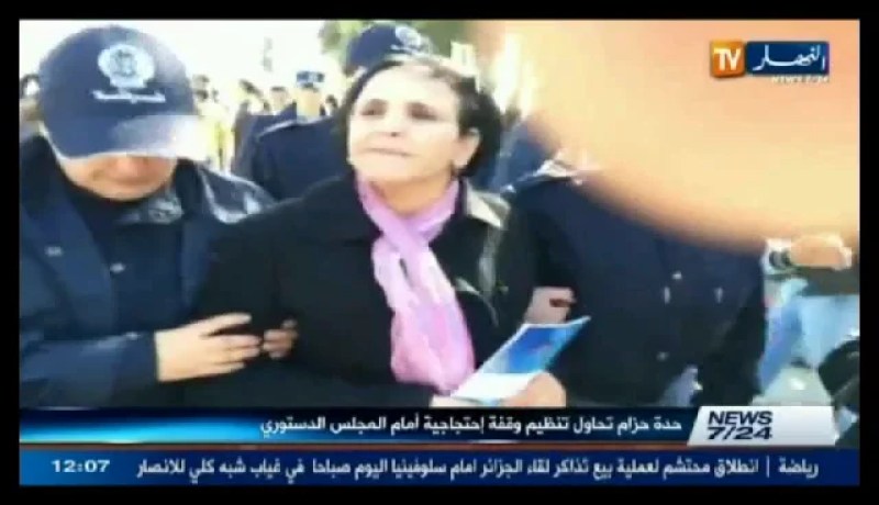 بالفيديو: توقيف الاعلامية حدة حزام بعد اقدامها على تنظيم وقفة احتجاجية أمام مقر المجلس الدستوري