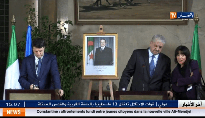 رئيس الوزارء الايطالي يلعب بهاتفه أثناء كلمة سلال