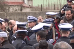 تشييع جنازة الشرطي الجزائري أحمد لمرابط في جو مهيب