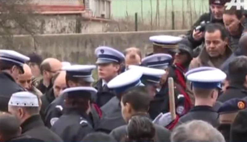 تشييع جنازة الشرطي الجزائري أحمد لمرابط في جو مهيب