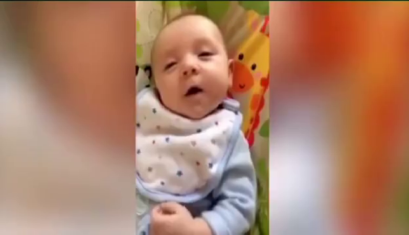 فيديو رائع لرضيع يبلغ من العمر شهرين يردد كلمة HELLO