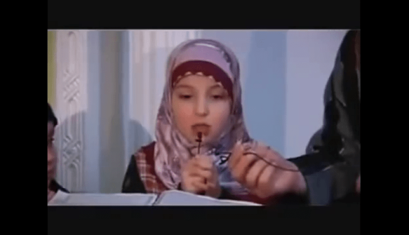 فيديو لفتاة ألمانية تقرأ القرآن بطريقة مثيرة ورائعة