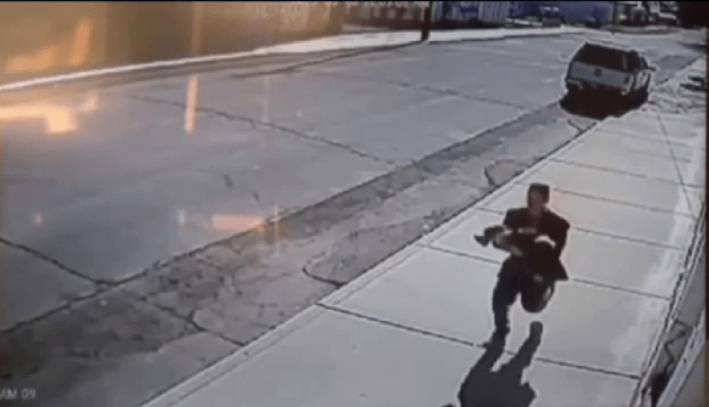 بالفيديو طفلان ينقذان أخاهما الرضيع من الخطف