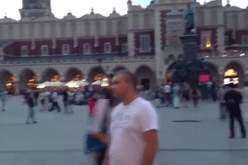 شاهد كيف أمتع شاب جزائري سياح بولندا