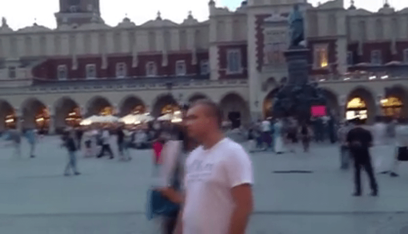 شاهد كيف أمتع شاب جزائري سياح بولندا