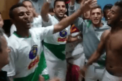 لاعبو اتحاد البليدة يحتفلون بالفوز ويغنون للشاب محمد عدلان