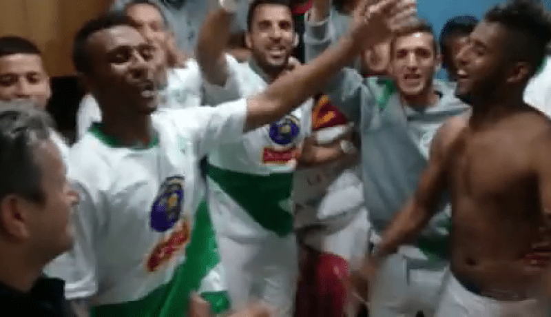 لاعبو اتحاد البليدة يحتفلون بالفوز ويغنون للشاب محمد عدلان