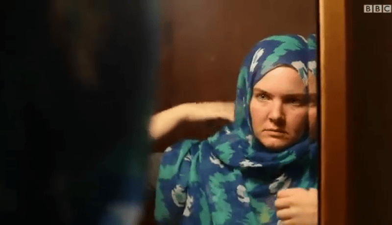 بالفيديو نصرانية ترتدي الحجاب 40 يوما لتجرب ما تتعرض له المسلمات