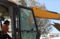 بالفيديو فتاة ذات 9 سنوات تقود آلة التراكس في الطارف