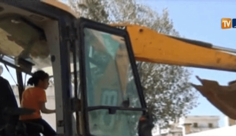 بالفيديو فتاة ذات 9 سنوات تقود آلة التراكس في الطارف