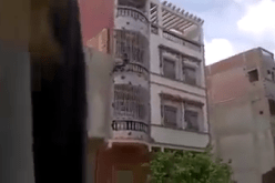 شاهد ماذا فعل مواطنون بسارق دخل أحد الفيلات