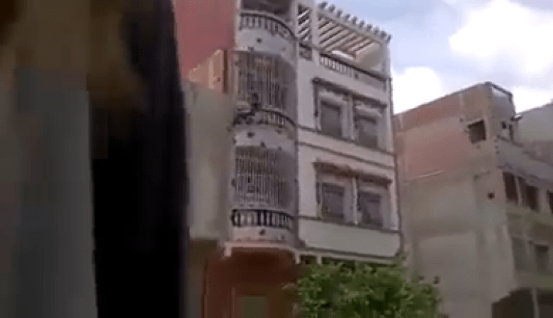 شاهد ماذا فعل مواطنون بسارق دخل أحد الفيلات