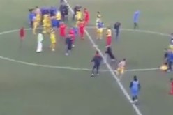 بالفيديو مناوشات خطيرة بين لاعبي عنابة ومروانة والحكام بكل احترافية