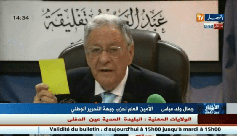 ولد عباس يتحول إلى حكم ويشهر البطاقتين الصفراء والحمراء في وجه من يتحدث باسمه في الأفلان