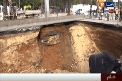 شاهد على المباشر تواصل انهيار التربة تحت الطريق لبن عكنون