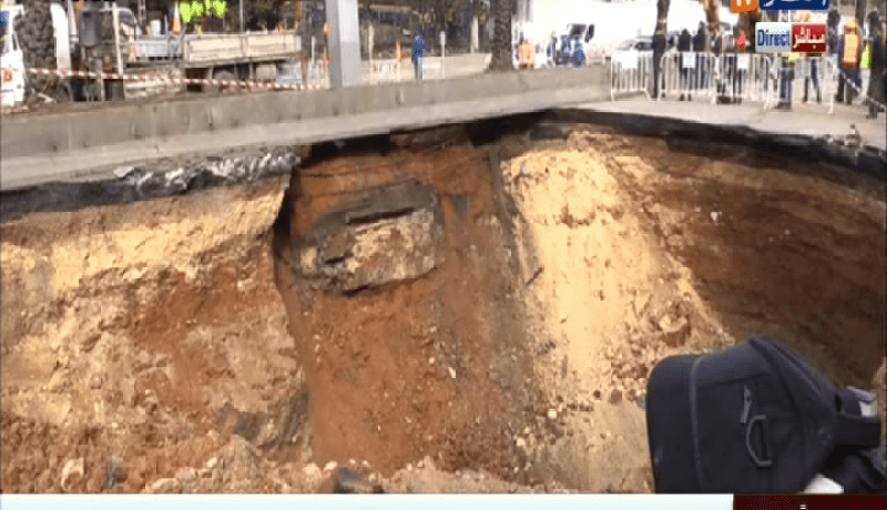 شاهد على المباشر تواصل انهيار التربة تحت الطريق لبن عكنون