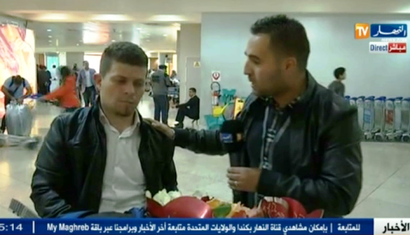 بالفيديو وصول الصحافية المصابة سميرة مواقي إلى أرض الوطن