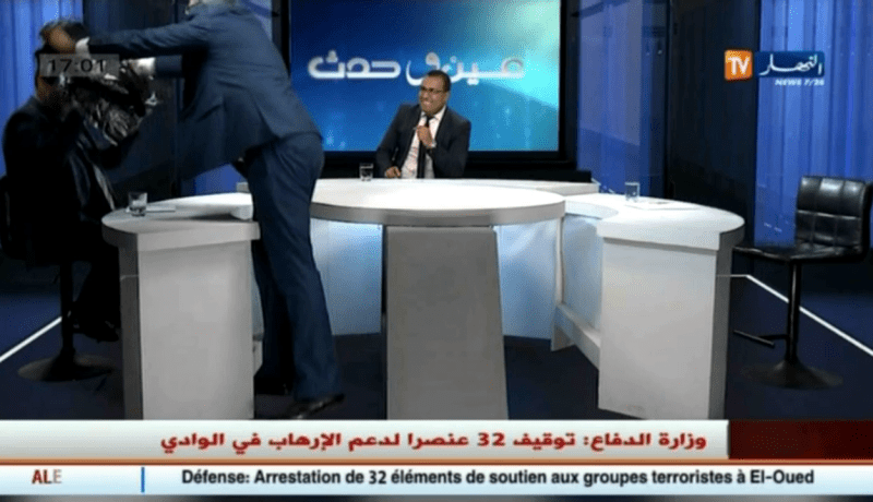 بالفيديو..قيادي أفلاني يلبس “شكارة” على رأس قيادي في المعارضة