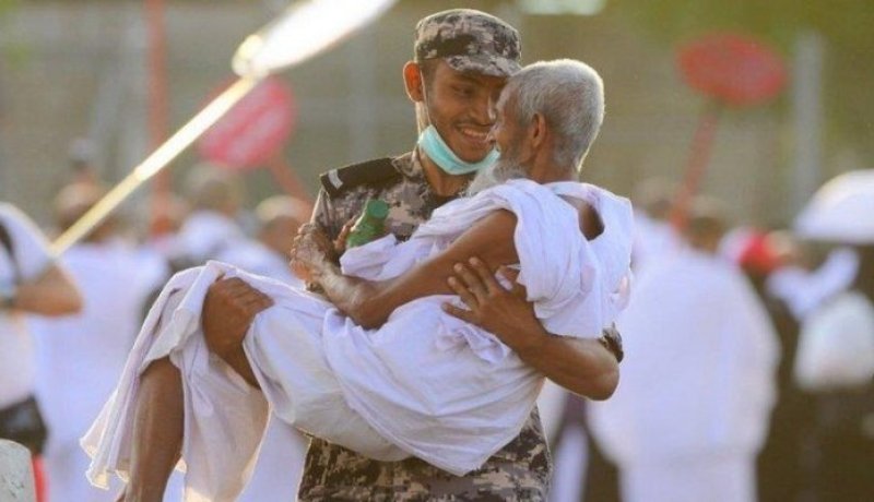 صورة رجل أمن سعودي في البقاع المقدسة تغزو مواقع التواصل الإجتماعي