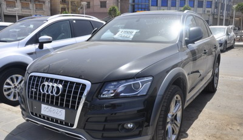 بائع سيارات فخمة طريق باب الزوار
