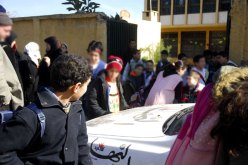 براعم المدرسة يستوقفون إحدى سيارات الجريدة خلال مهمة لها بأحد أحياء العاصمة