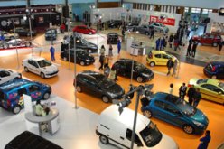 شيــخ يستأجــر 47 سيـارة ويعيــد بيعهـا بتخفيضات قياسية بمناسبة رأس السنة في العاصمـة