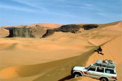 تغليف السيارات بالرمل وتحويل الضوء الخلفي إلى الأمام أحدث طرق التهريب…عصابات إفريقية وباكستانية تهرب الأدوية الهندية وتبيعها بأسعار زهيدة في السوق الجزائرية