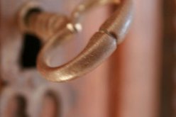 يسرقان أواني‮ ‬منزلية ومطرقة ليعرضانها للبيع بسوق الدلالة