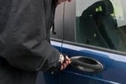 جماعـــــة أشـــــرار تسلــــــب مواطنــــــا مركبتــــــه مـــــن أمــــــام محلـــــــه