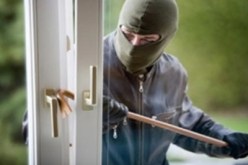 يقتحمون منزل صهرهم بالأسلحة البيضاء لاكتشافهم زواجه بأخرى