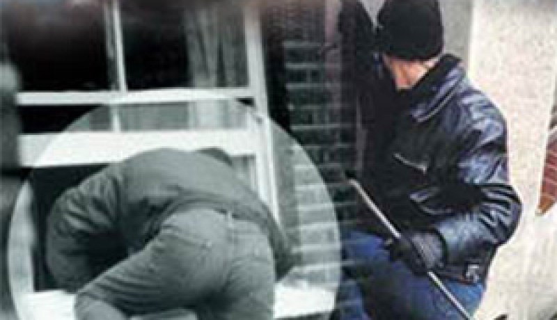 ملثم‮ ‬يحاول قتل شاب في‮ ‬فراشه بـ‮''‬ساطور‮'' ‬بعد تفطنه لعملية السرقة في‮ ‬العاصمة