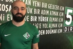 ناد كرة القدم  يفسخ عقد لاعبه  بسبب زراعة شعره دون موافقتهم