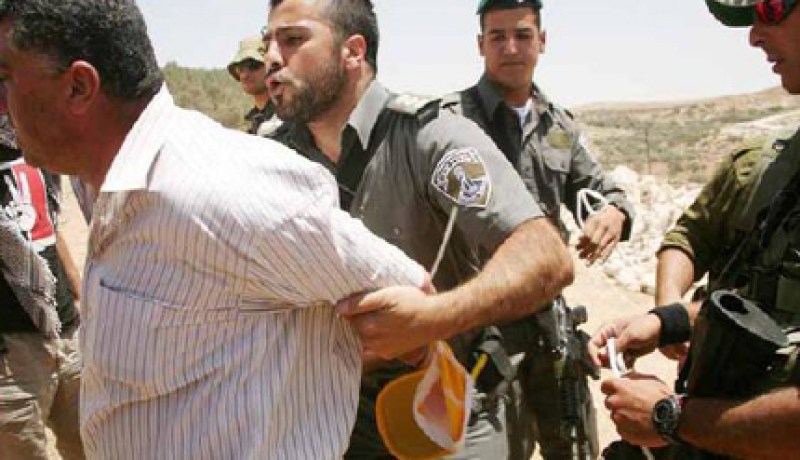 قوات الاحتلال تعتقل مواطنا جنوب الخليل و تكثف حواجزها في المنطقة