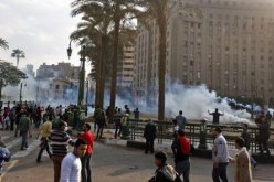 الشرطة التونسية الأمن التونسى يطلق الغاز المسيّل للدموع لتفريق المتظاهرين