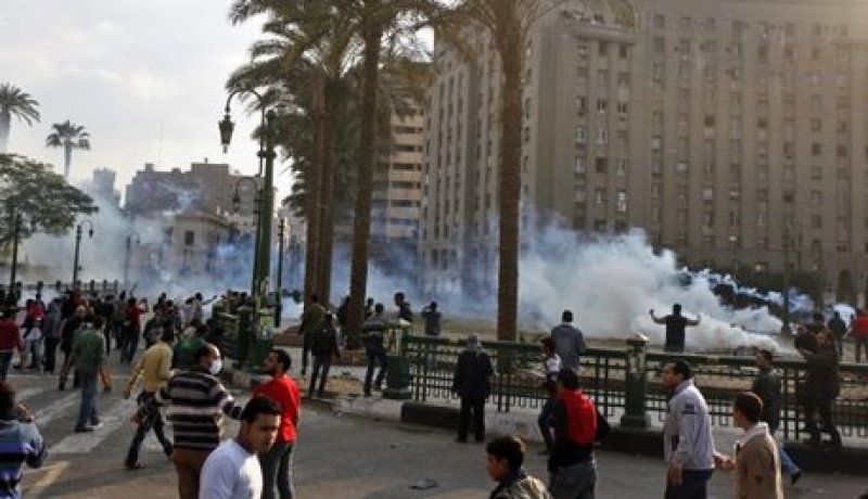 الشرطة التونسية الأمن التونسى يطلق الغاز المسيّل للدموع لتفريق المتظاهرين