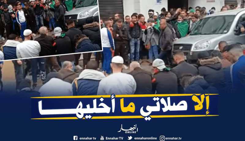 شاهد.. المتظاهرون يؤدون صلاة العصر جماعة في العاصمة