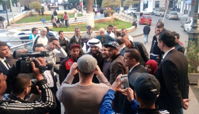 بالفيديو والصور.. الشيخ وسيم يوسف يصنع الحدث وسط شوارع العاصمة