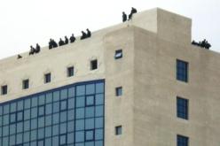 24  عون أمن يعتصمون فوق البرج الإداري لجامعة أم البواقي