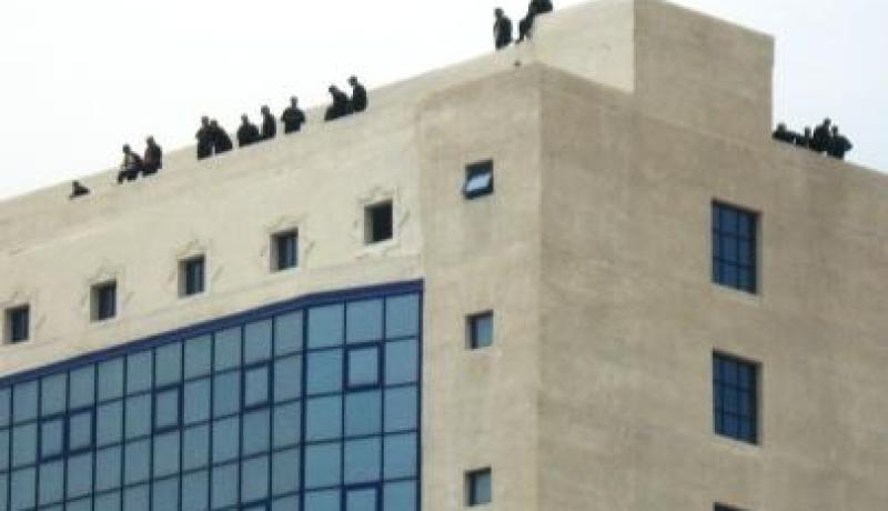 24  عون أمن يعتصمون فوق البرج الإداري لجامعة أم البواقي