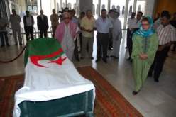 الأديب الطاهر وطار يوارى التراب بمقبرة العالية