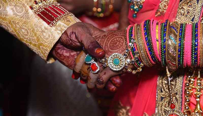 بالصورة.. عروس تتوفى بنوبة قلبية في مراسم الزفاف فتحل أختها محلها!!