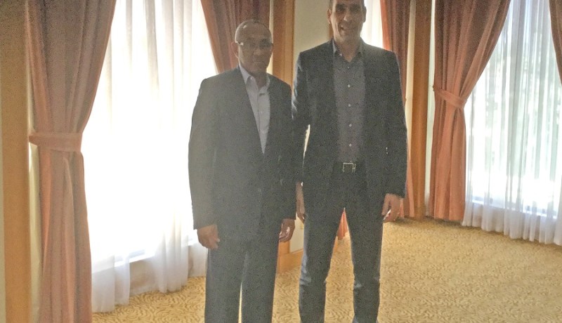 زطشي يوجه دعوة رسمية لرئيس “الكاف” لزيارة الجزائر