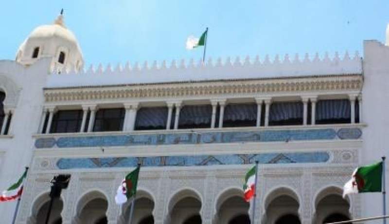 إطارات سامية بولاية الجزائر متورطة في تزوير رخص نقل أسلحة نارية