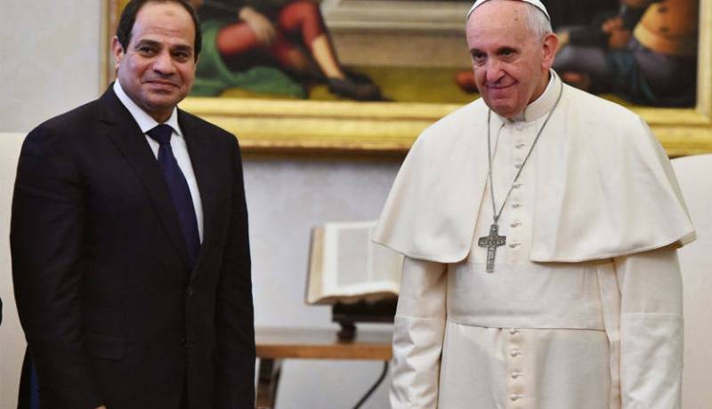 البابا يدعو امام السيسي الى “التعايش السلمي” في مصر
