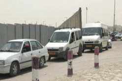 معاناة الفلسطينيين أمام حواجز إسرائيل