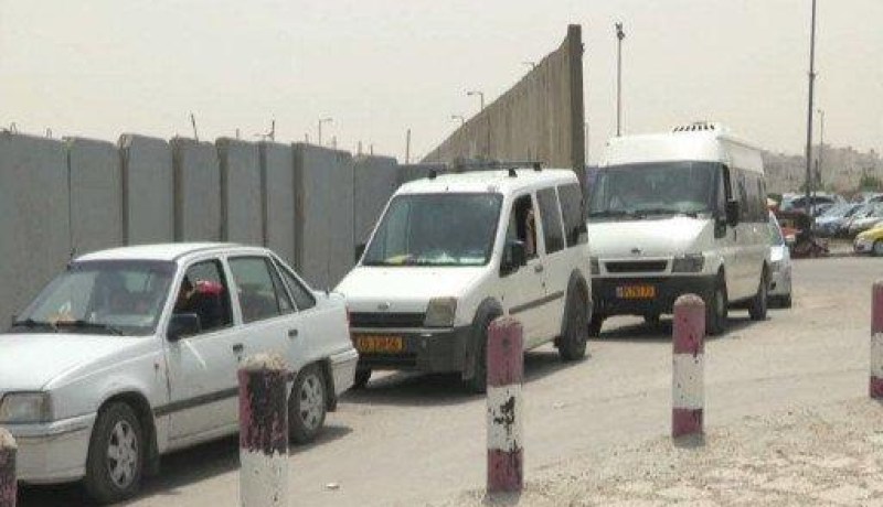 معاناة الفلسطينيين أمام حواجز إسرائيل