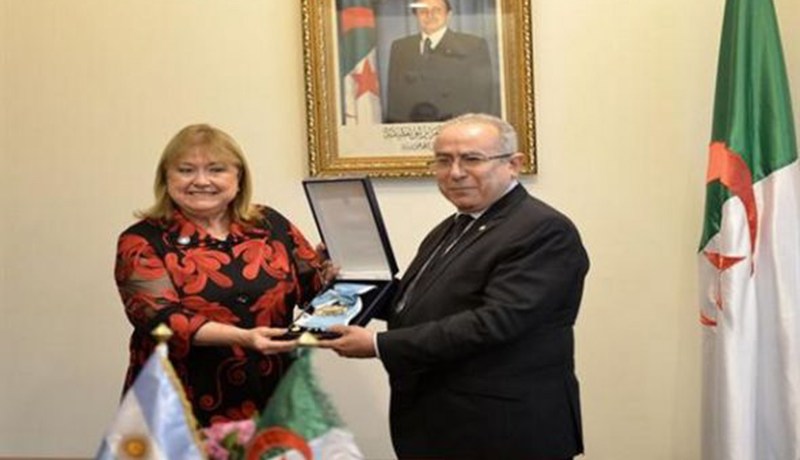 الرئيس الأرجنتيني يقلد لعمامرة بوسام سان مارتين