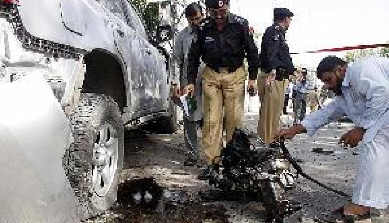 مصرع 11 شخصا واصابة 25 آخرين من بينهم وزير في انفجار ببيشاور الباكستانية