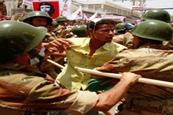 مقتل شخصين في اشتباكات بالعاصمة اليمنية وهجوم على مخيم للمحتجين بتعز